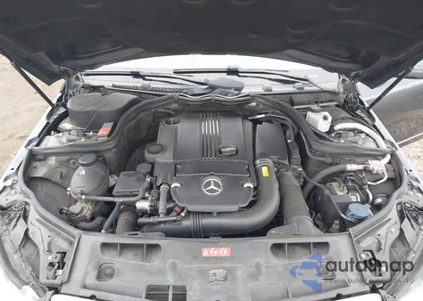 2013 Mercedes-Benz C 250 Luxury z USA, uszkodzony, nr VIN WDDGF4HBXDA879698